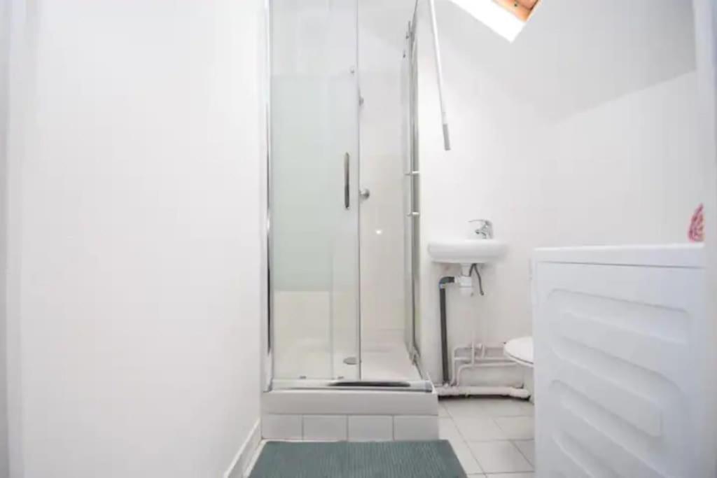 Disponible - Appartement Entier - 10Mn Rer B Aeroport Cdg - Paris Gare Du Nord, T11 Express, Le Bourget, Tout Equipe, Netflix Gratuit, 3 Personnes, 4Eme Etage, Escaliers, Parc Des Expositions, Parking Rue Gratuit Apres 19H Drancy Εξωτερικό φωτογραφία