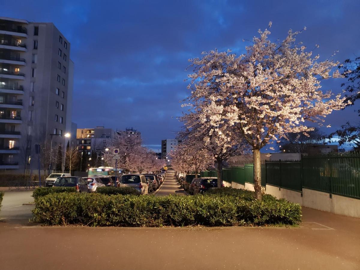 Disponible - Appartement Entier - 10Mn Rer B Aeroport Cdg - Paris Gare Du Nord, T11 Express, Le Bourget, Tout Equipe, Netflix Gratuit, 3 Personnes, 4Eme Etage, Escaliers, Parc Des Expositions, Parking Rue Gratuit Apres 19H Drancy Εξωτερικό φωτογραφία